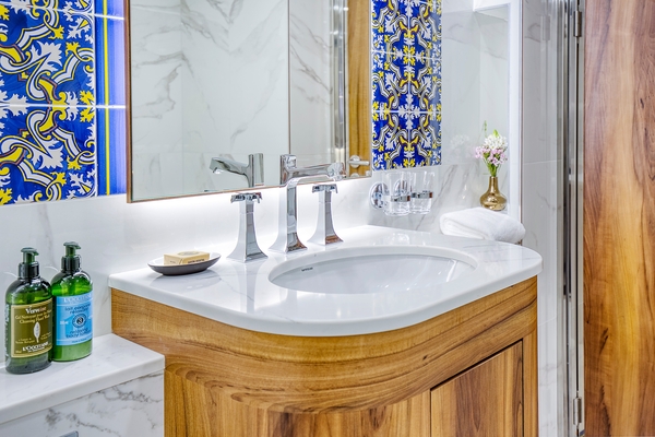 Uniworld SS Sao Gabriel - Suite, Bathroom.jpg